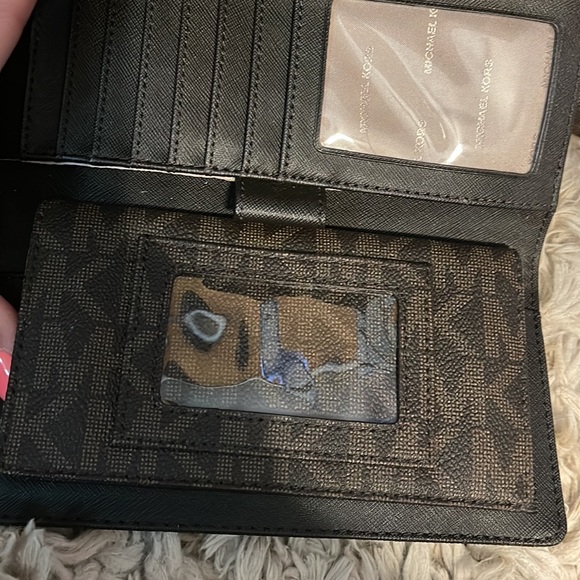 Brand new Michael Kors wallet never used - Picture 3 of 5